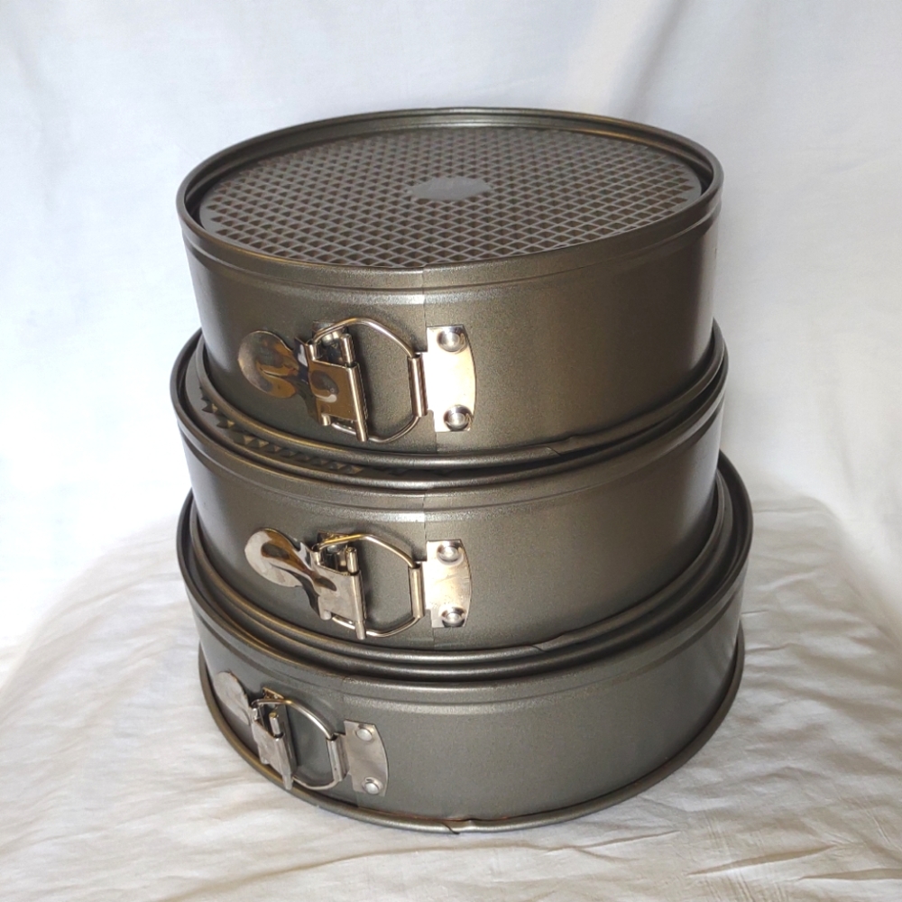 Set of 3 Cake Pans round Non-stick Pan. 🆕